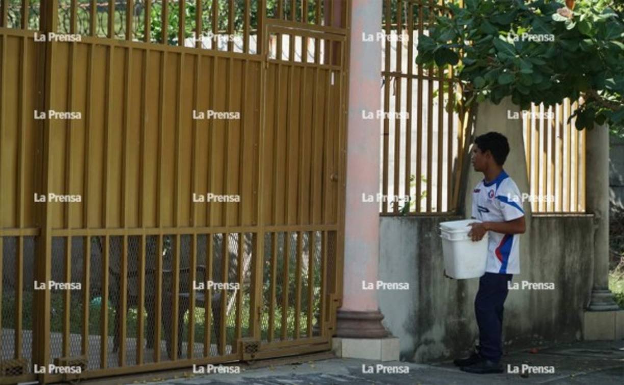 No convivió con su padre porque tenía problemas de alcoholismo, desde entonces, él ha ayudado a su mamá a salir adelante.