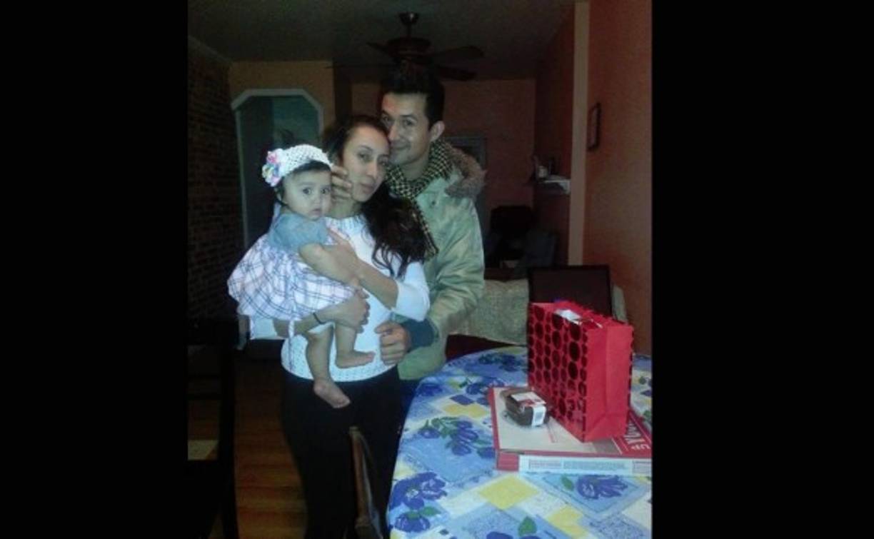 'Conocí el amor de mi vida hace 2 años, cursaba la clase de Televisión 2, él la hizo de reportero, lo vi tan seguro y atractivo, aunque días atrás odiaba. Me insinuó que le gustaba y nos hicimos novios 1 año. Hoy nos une nuestra hija Audrey, él es y será mi eterno amor'. -Lia Villa-Yánez