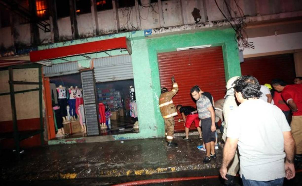 Una tienda de ropa también se vio afectada por el incendio.