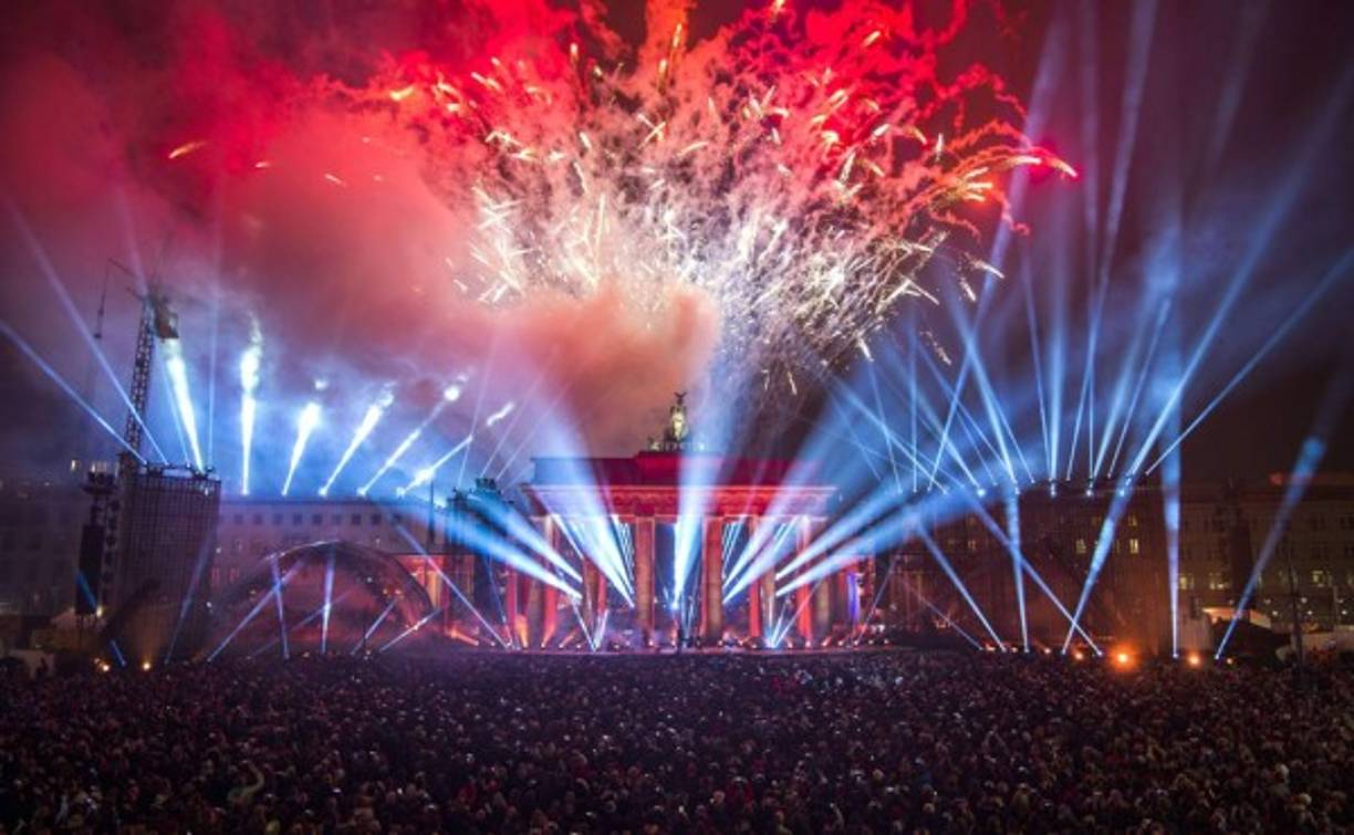 Fuegos artificiales disfrutaron en la celebración de los 25 años de la caída de Berlín.