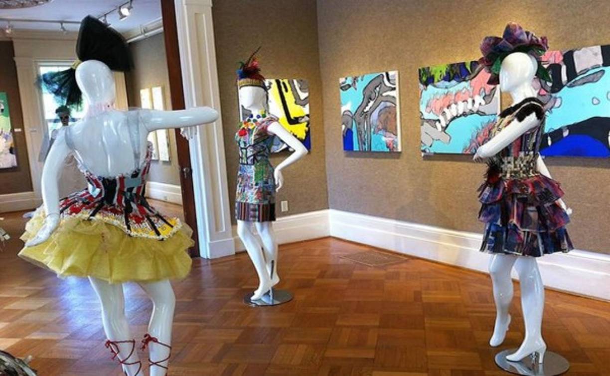 Prendas elaboradas con materiales reciclados en una exhibición en la galería del Living Arts and Science Center en Lexington, Kentucky.
