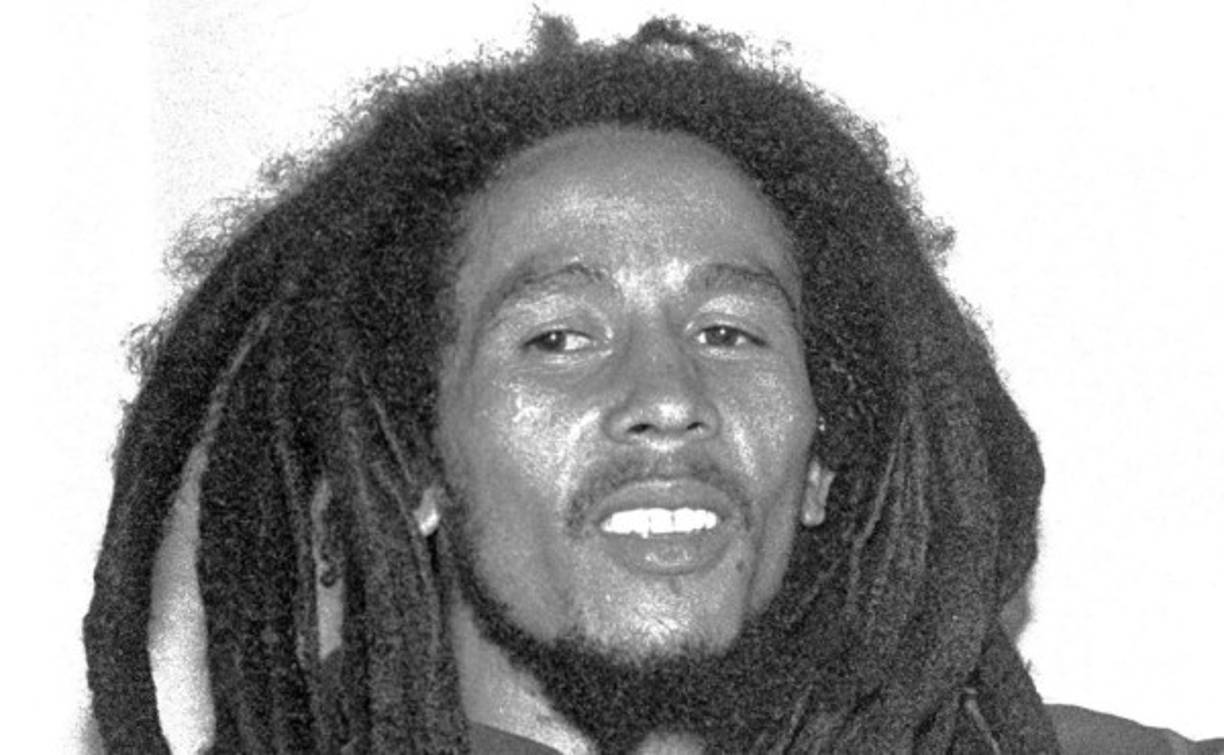 a imagen que se tiene de Bob Marley en su tierra natal dista mucho de la que existe en el resto del mundo, donde no sólo es el máximo exponente del reggae, sino también del movimiento rastafari, del consumo de marihuana y de Jamaica en sí.