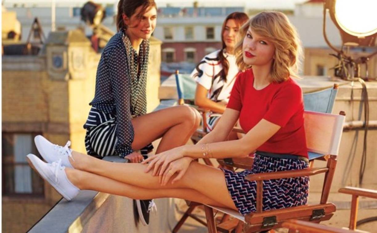 Los tenis color blanco se ha convertido en el más popular. Aquí lo combinó con shorts alto estampado azul y blusa roja.