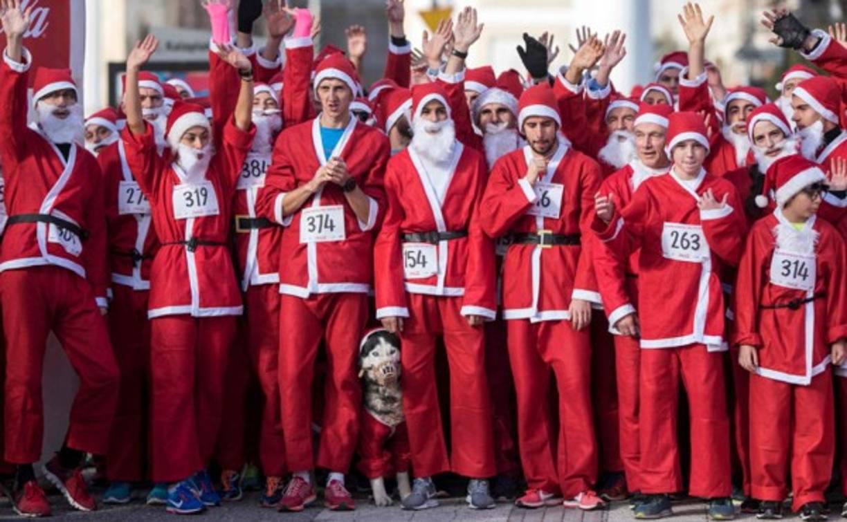 En moto o helicóptero, Santa Claus visita hasta el último rincón del mundo para celebrar la Navidad.