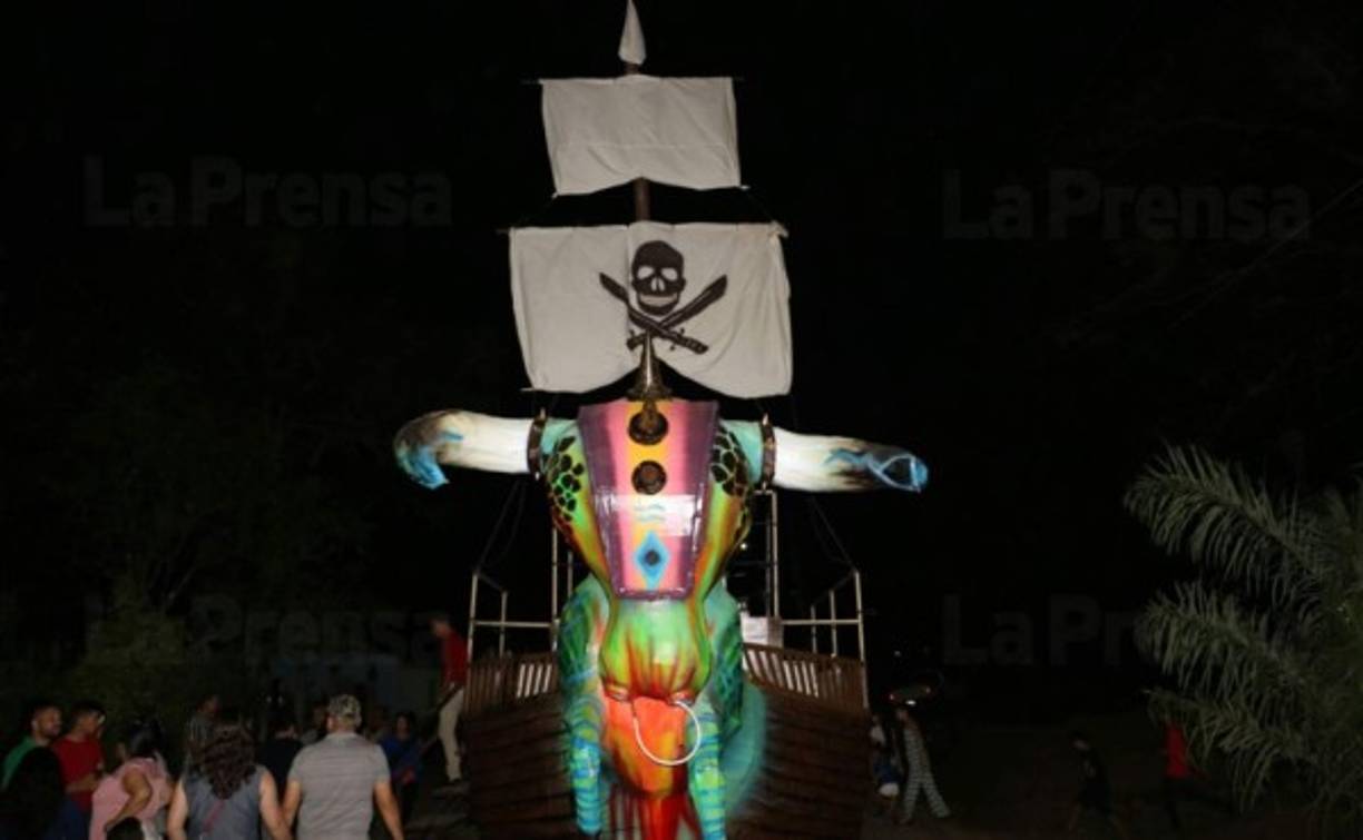 Entre los materiales que se utilizan para la realización de estas gigantes obras son alambre, madera de ocote, papel períodico, cartón, mezcal, harina, pegamento blanco y pintura.