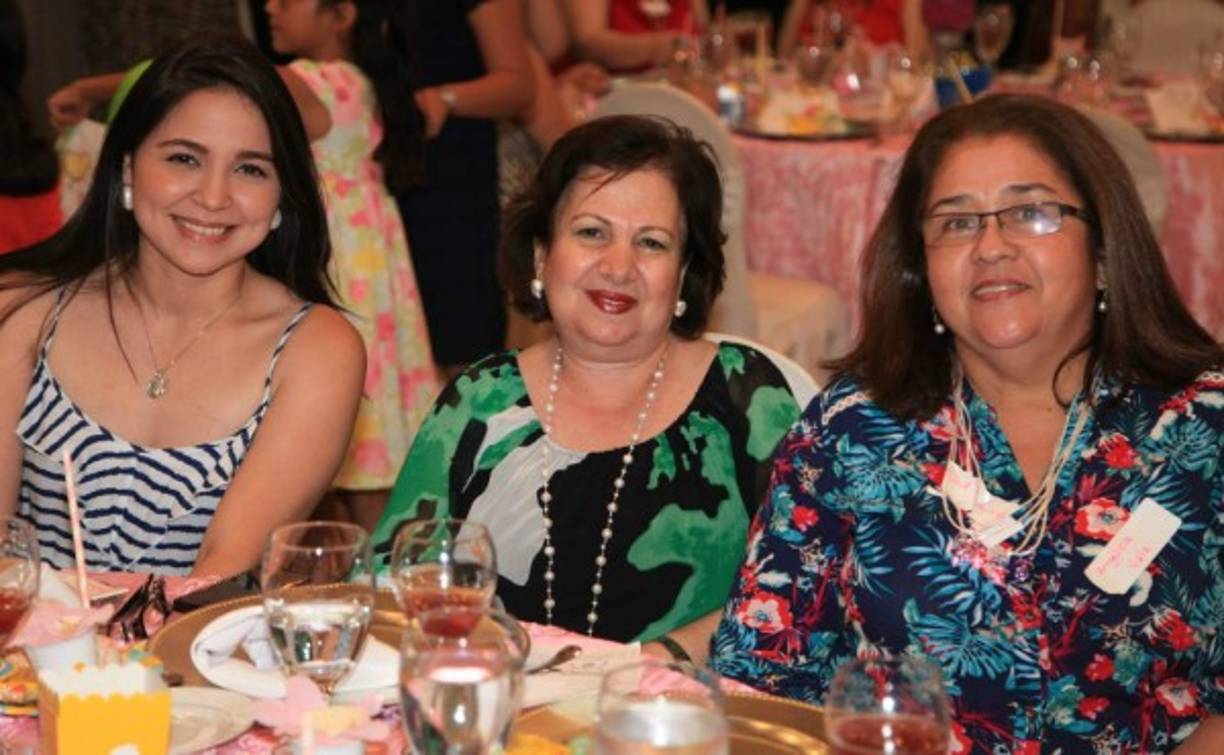 Leonela Mateo, Ivonne Kafie y Magda Campos.
