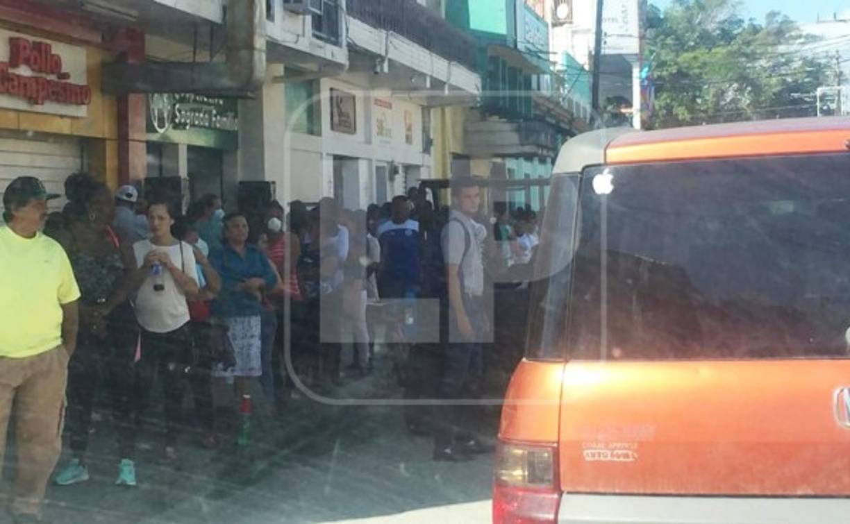 Por varias horas, los teleños han tenido que esperar para poder hacer sus transacciones bancarias.