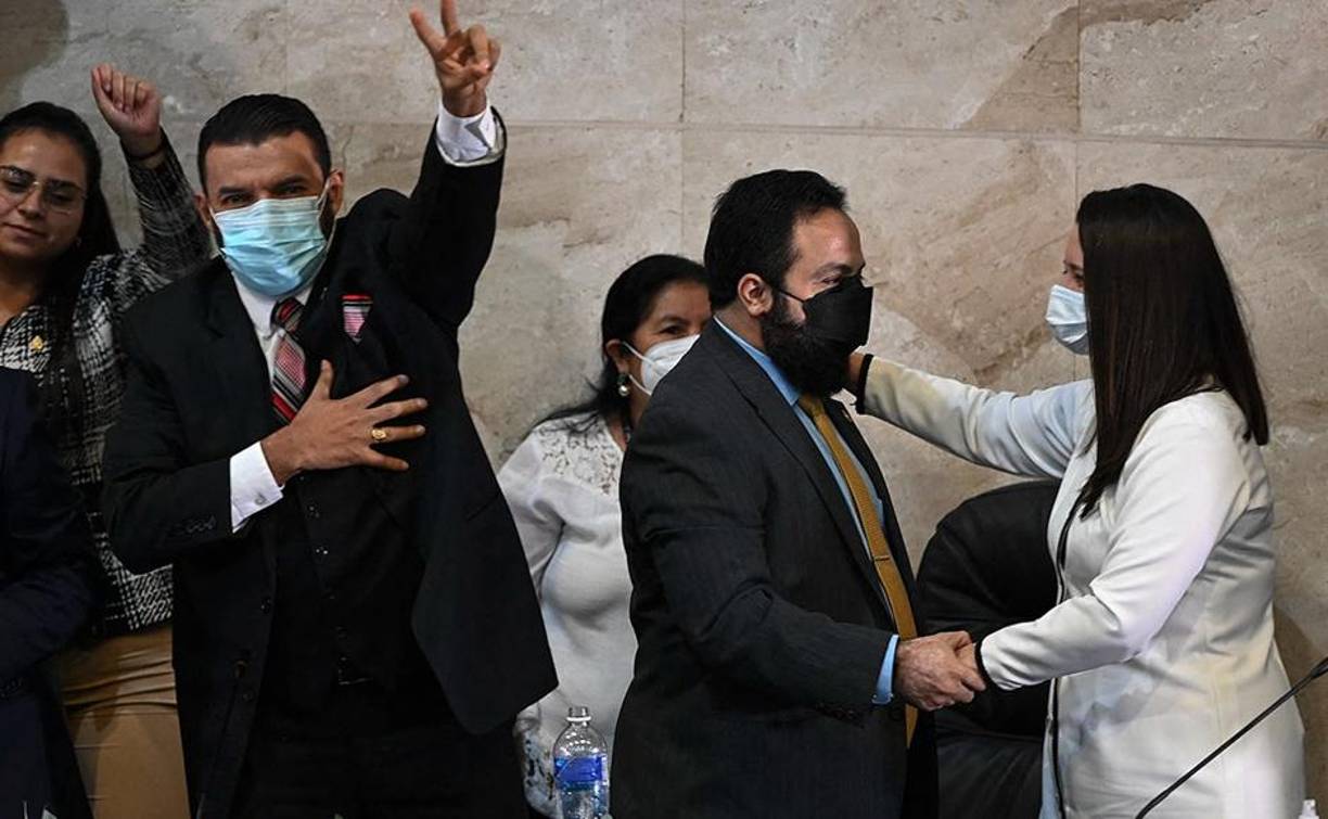 Las ceremonias transcurrieron entre saludos a las mujeres por celebrarse hoy el Día de la Mujer hondureña.