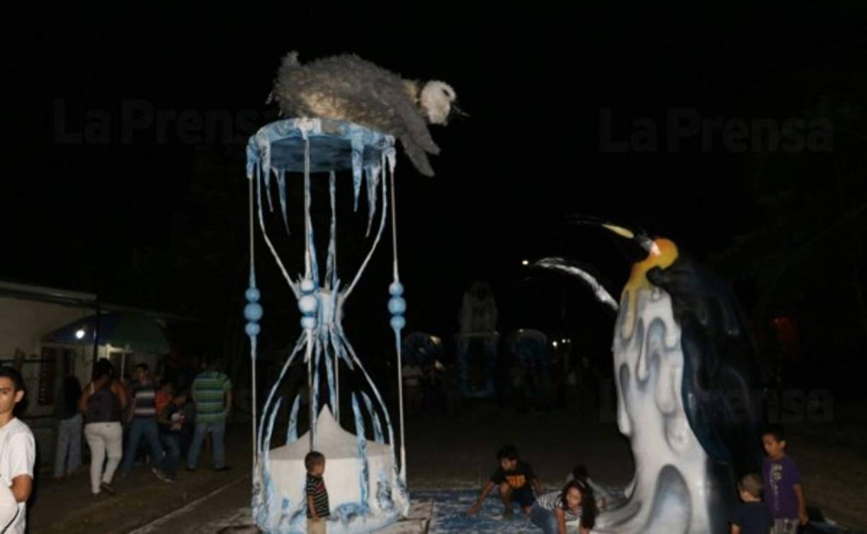 Aunque parezca algo común esta costumbre nace en la creatividad de los trinitecos, la cual es única en América, lo más familiar a ello sería en Valencia, España llamadas como 'fallas'.
