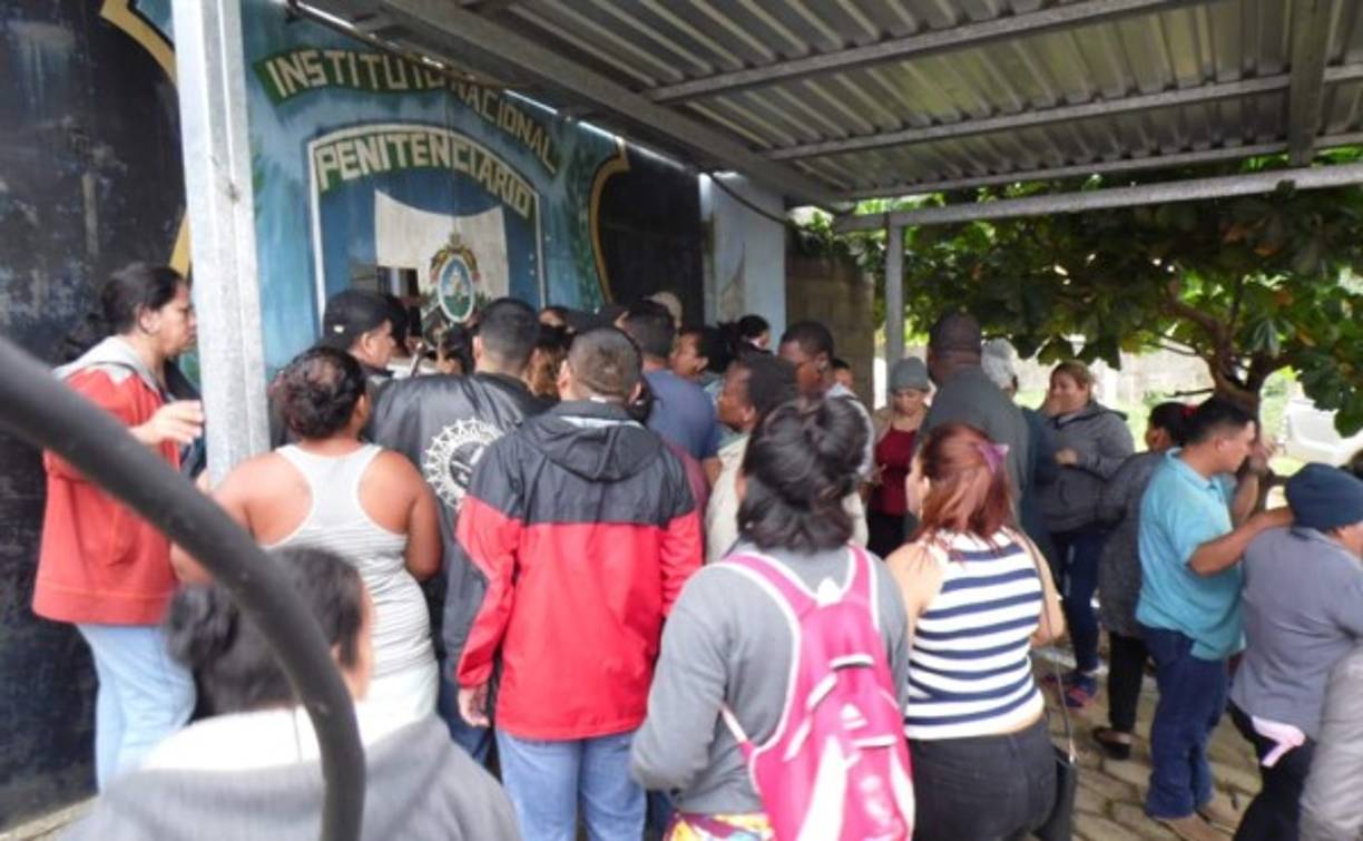 Los familiares abarrotaron las afueras del centro penal de Tela.