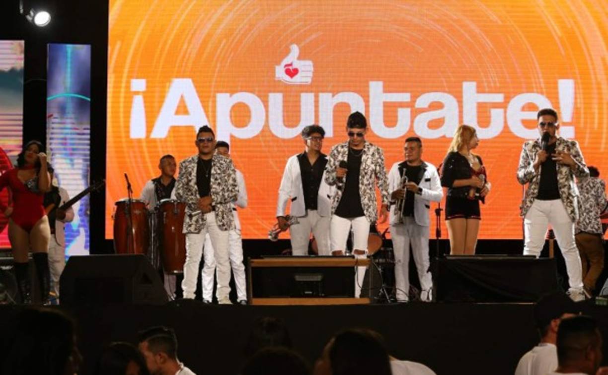 La lluvia de estrellas nacionales e internacionales no se han hecho esperar. Los Chicos del Sabor fueron de las primeras agrupaciones en participar este año.