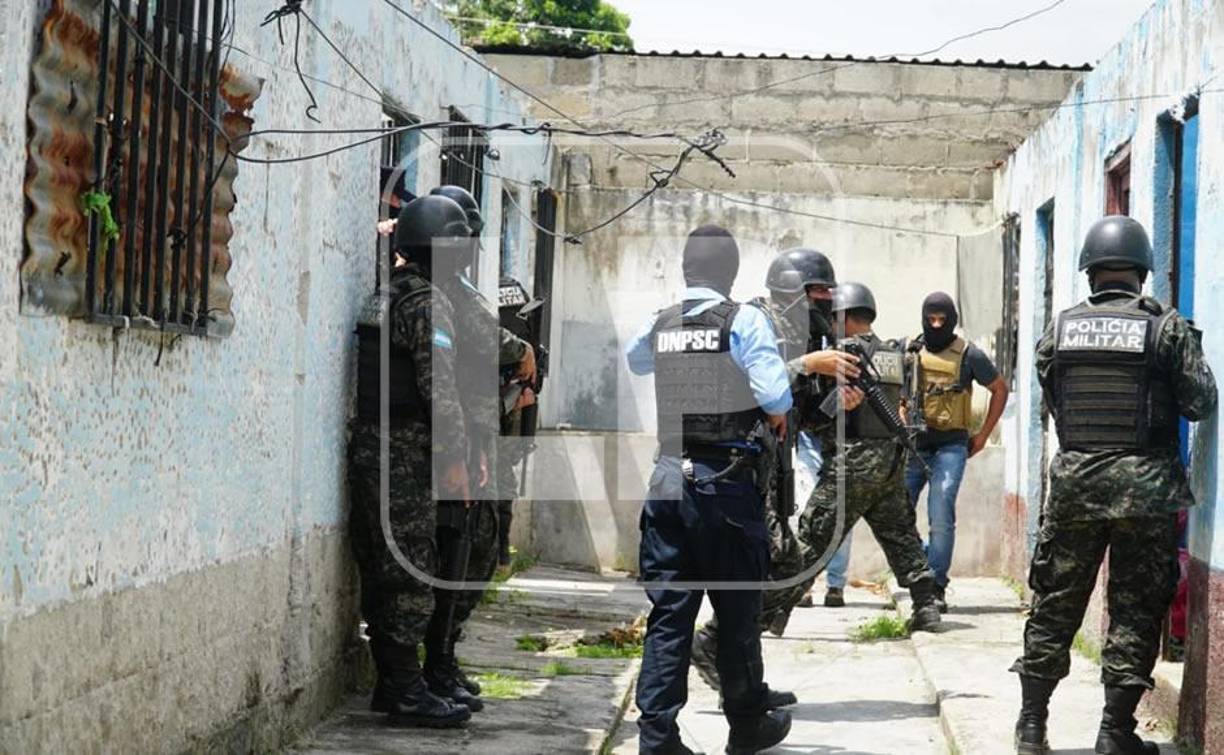 El cruce de disparos ocurrió en varios pasajes de la populosa colonia, desde la 27 hasta la 31 calle. De manera preliminar se informó que miembros de la pandilla 18 se enfrentaban a balazos con miembros de la mara Salvatrucha (MS-13); por la zona patrullaban motorizados de la Policía que también fueron atacados por los criminales, uno de los agentes fue trasladado de emergencia a un centro con heridas de bala.