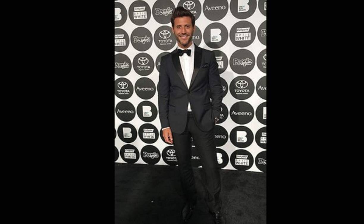 QUIQUE USALES. El fashionista de Telemundo llegó vestido con traje de Yve Saint Laurent y zapatos de Karl Lagerfeld.