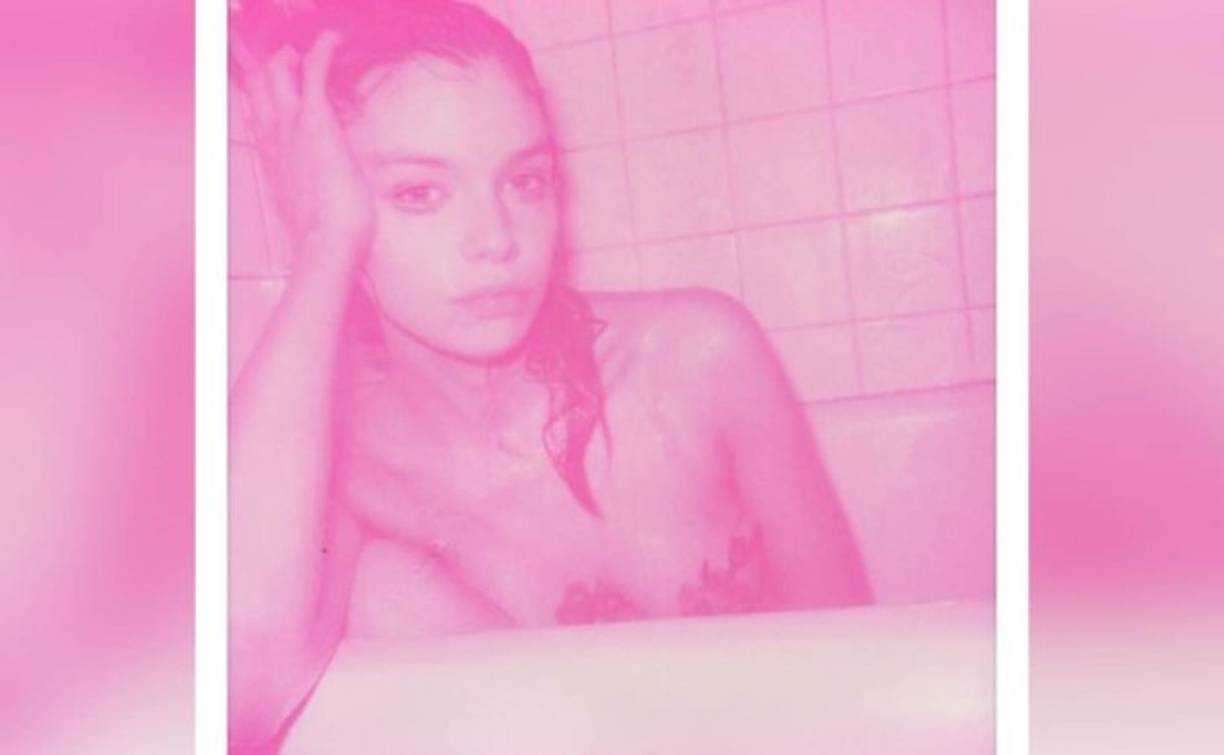Stella Maxwell disfruta compartir fotos de su cuerpo en Instagram.