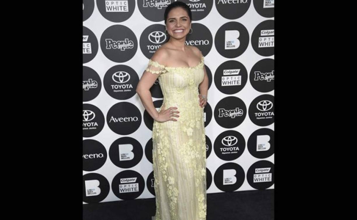 Sin palabras...Karen Hoyos en la alfombra de los '50 Más Bellos' de People en Español 2015.