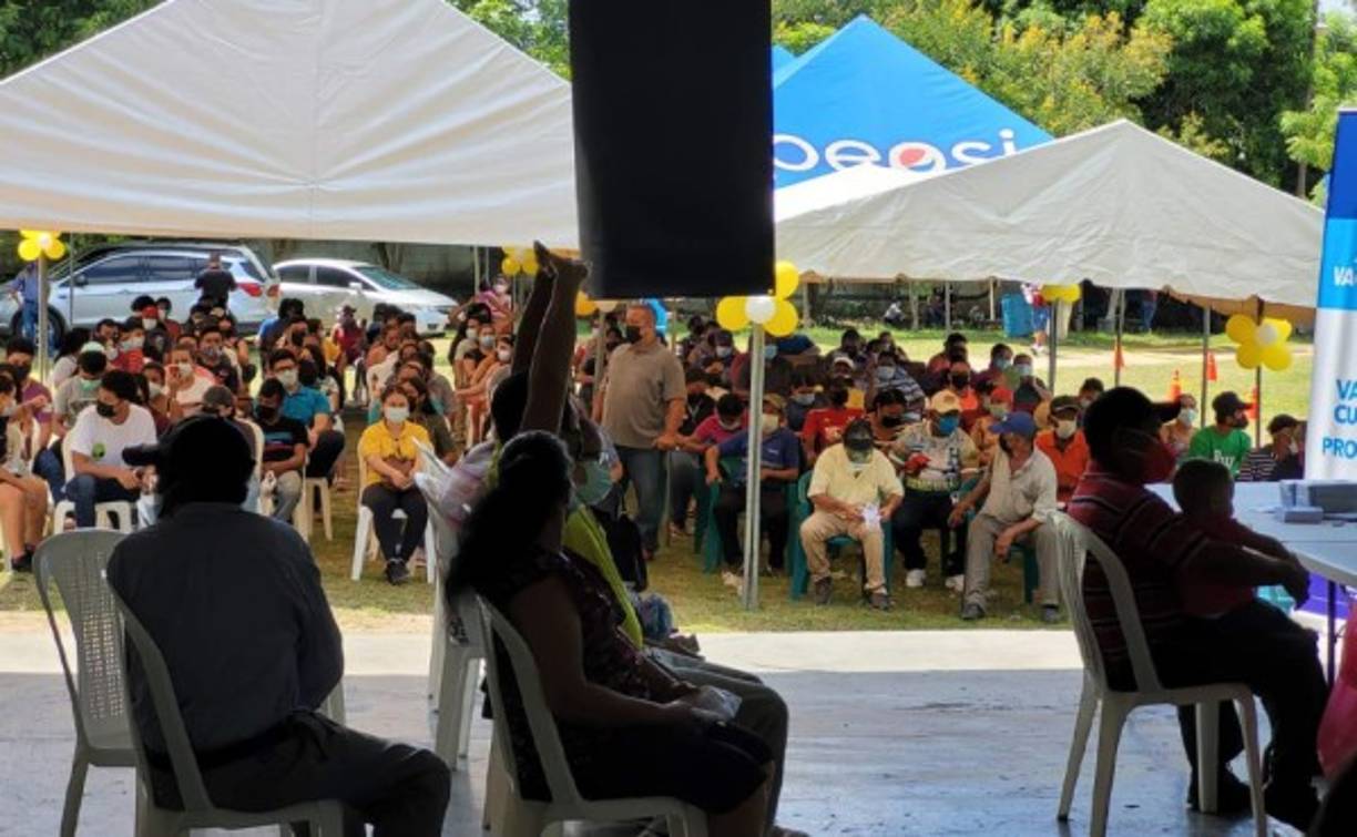 Robarto Cosenza, viceministro de Salud, informó que se está atendiendo en todos los centros de vacunación a mayores 18 años, el único requisito es que presenten su tarjeta de identidad.