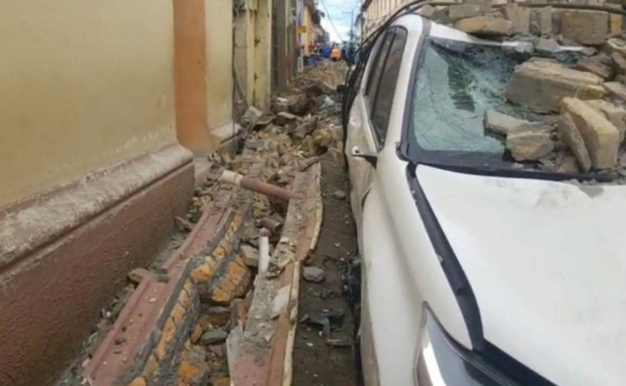 Cuatro vehículos y tres motocicletas sufrieron fuertes daños. Los dueños de los automóviles estaban asombrados por la situación.