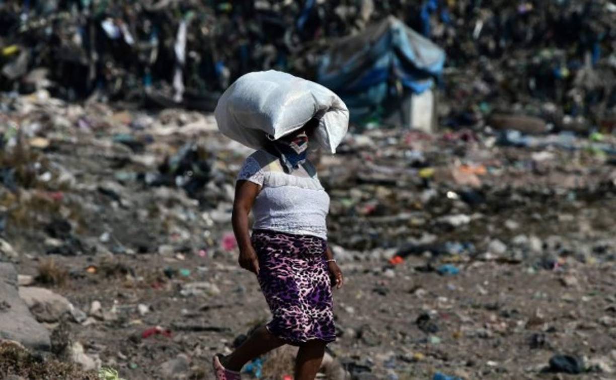 En Tegucigalpa, medio centenar de personas, algunos con el rostro cubierto, bloquearon la salida hacia el departamento de Olancho, oriente del país, y obstaculizaron la circulación de vehículos con piedras, quema de neumáticos y basura.