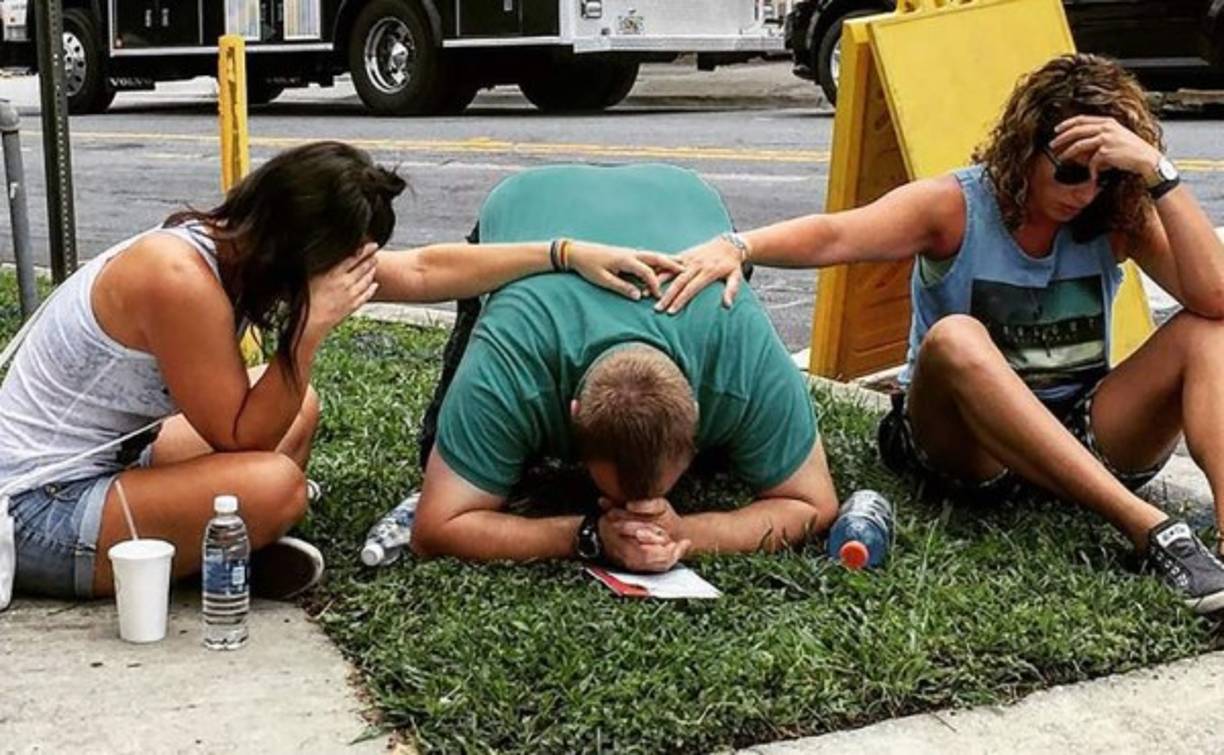 Familiares y amigos de las víctimas del pub Pulse se acercan al departamento de policía de Orlando.