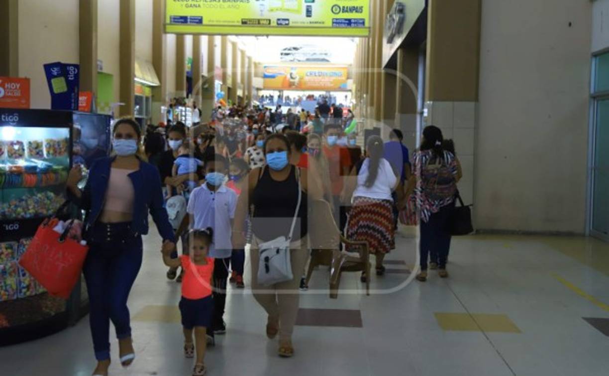 Además de alojar las compañías de transporte interurbano, en la terminal de buses también hay varias tiendas, por lo que los viajeros aprovechan para hacer compras.