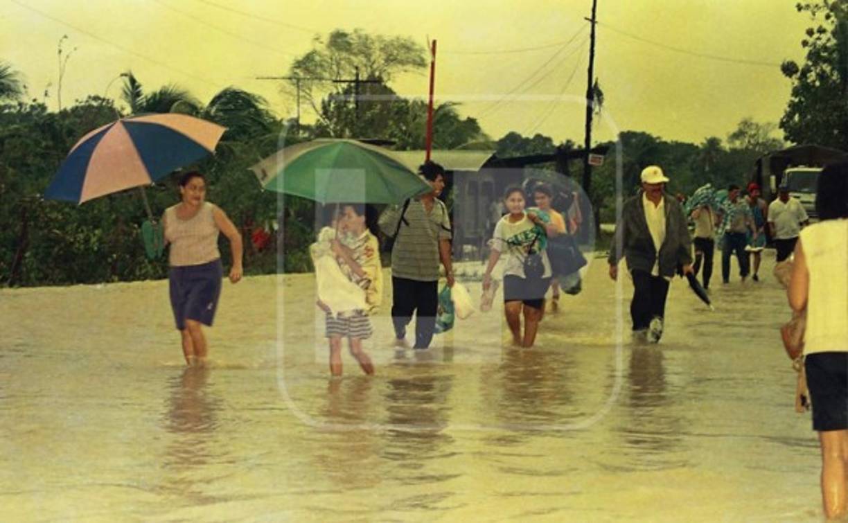 Después del Mitch se notificó un incremento del 20% de casos de diarrea en menores de 15 años. Hasta el final del año 1998 se acumularon aproximadamente 50,000 casos de diarreas agudas, cantidad mayor que la registrada en 1997.