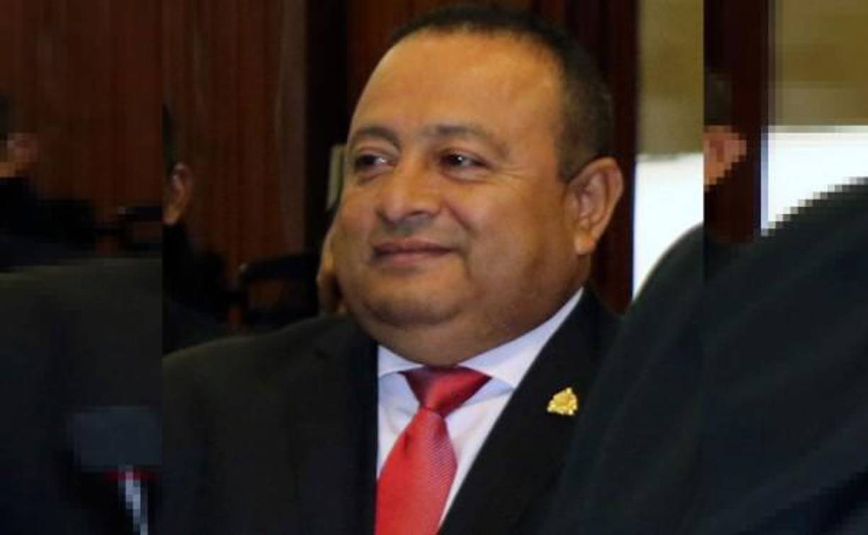 El segundo cargo contra Martínez es “usar y portar ametralladoras y dispositivos destructivos durante y en relación al delito de tráfico de drogas imputado en el cargo uno, y poseer ametralladoras y dispositivos destructivos, y en complicidad del mismo en violación del Título 18 del Código de Estados Unidos de América”.