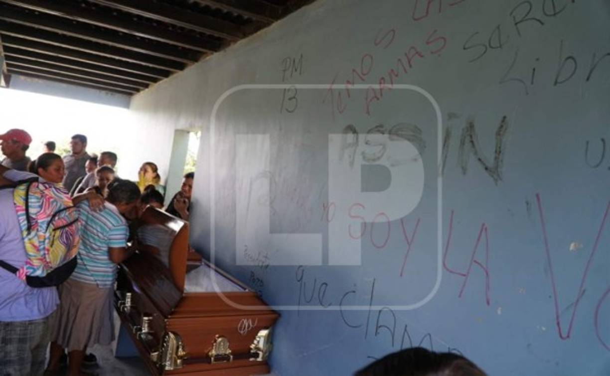 Brayan Mayorga, cuñado de los Tinoco, y Santiago Alexander García, empleado y amigo de la familia, fueron despedidos ayer por la tarde en el cementerio Silimar.