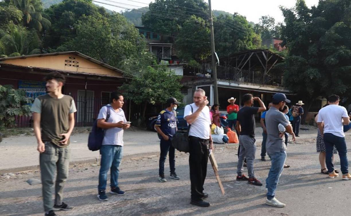 A raíz de las protestas, conductores de buses interurbanos se vieron obligados a estacionarse, provocando un caos peatonal. 
