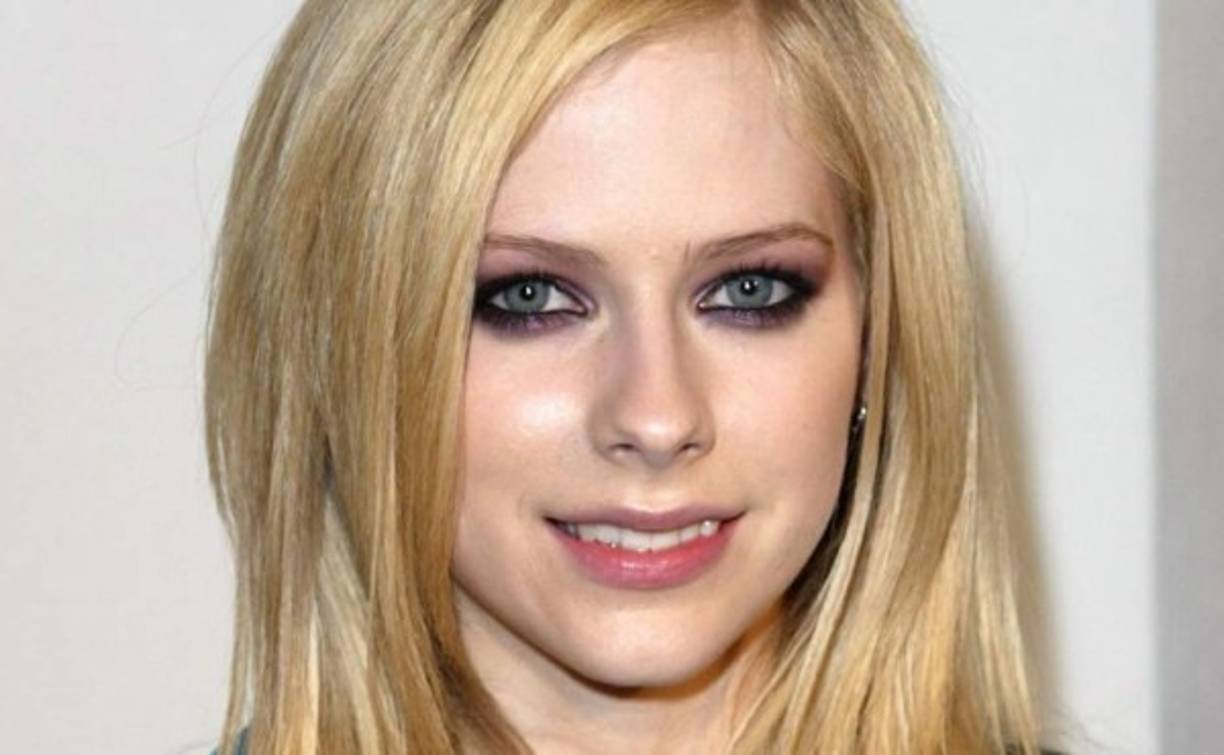 La cantante canadiense hizo su primera aparición en la alfombra roja después de retirarse unos años por razones de salud; su nuevo aspecto dejó a sus fans perplejos.