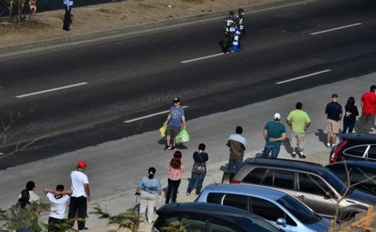 Desde tempranas horas, autoridades policiales han realizado operativos en supermercados y establecimientos financieros para que las personas puedan ingresar según los parámetros establecidos por el Gobierno.