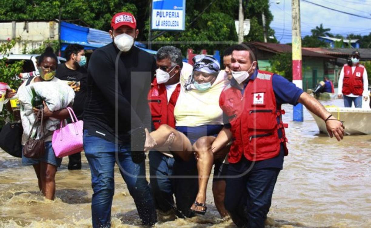 Los albergues habilitados por las autoridades municipales son insuficientes para atender a los damnificados, muchos de los que están en el bulevar soportando lluvias y alimentándose de lo que les regalan las personas que pasan en sus vehículos por esa vía.<br/><br/>Los rescatados ayer manifestaron que pasaron tres días de sufrimiento y agonía en los techos de sus viviendas y que miraron la muerte, pues temían ahogarse con el alto nivel que alcanzó el agua.<br/>