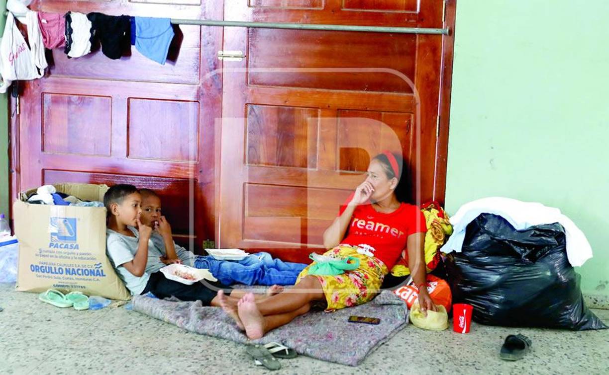 Carlos López, quien está a cargo de uno de los albergues, manifestó que asisten actualmente a 87 familias de zonas como Las Chumbas, Policarpo García, Río Chiquito, San Isidro, Finca 8, entre otros. Maribel Padilla, quien permanece albergada, salió con cuatro miembros de su familia desde la aldea Las Chumbas. “Corríamos un riesgo grande, ahora siento que perdí todo, quedé en la calle y toca empezar de nuevo”, dijo. 