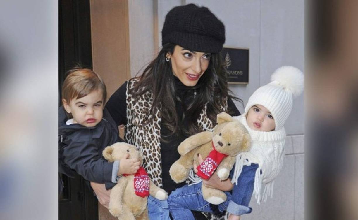 En diciempre pasado el misterio sobre los hijos de George Clooney terminó después que Amal Clooney revelara el rostro de los mellizos. Alexander y Ella nacieron en junio de 2017.