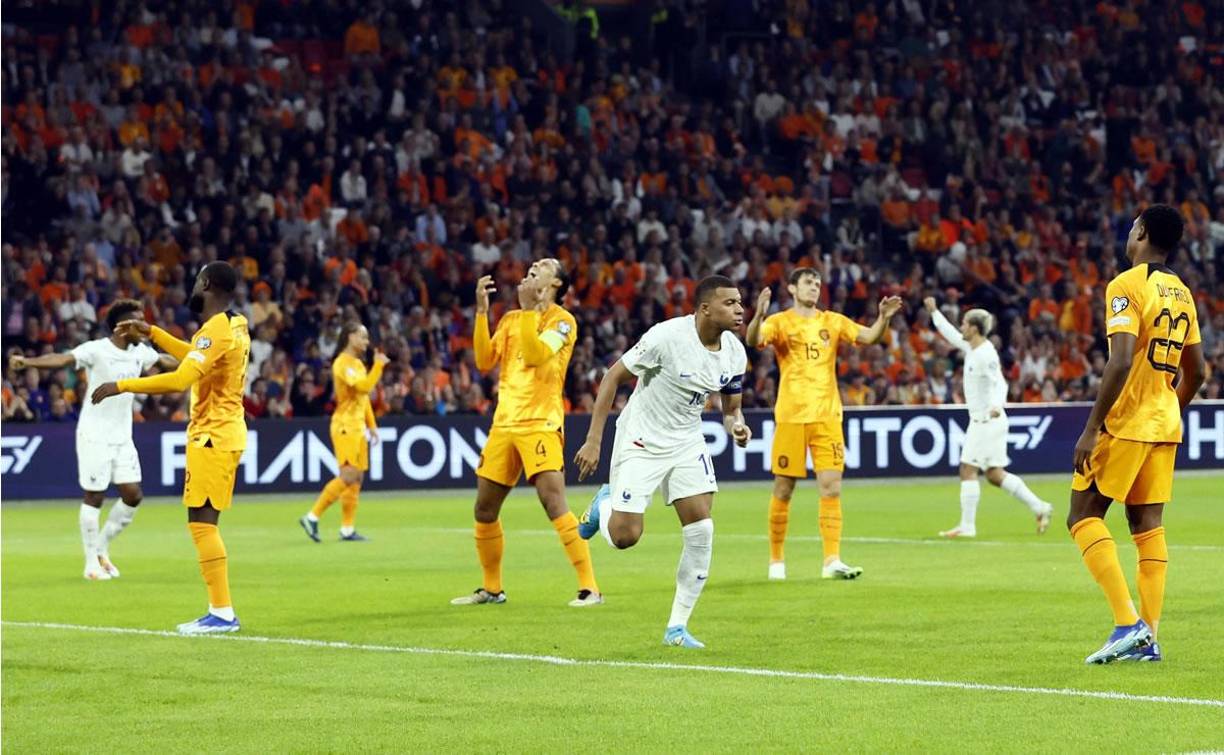 Mbappé corre a celebrar su golazo, mientras Virgil van Dijk muestra su furia por el gol recibido.