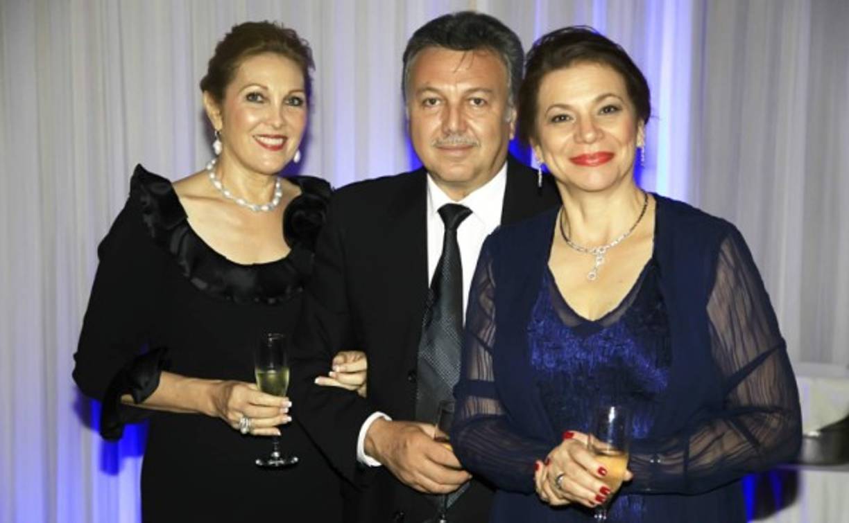 Zobeida Saybe con Jorge y Mildred Handal.