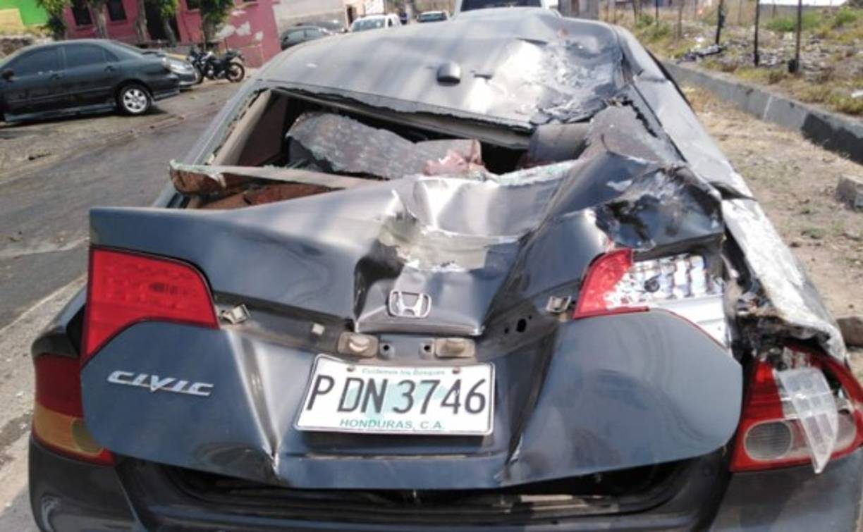 Siete carros fueron chocados; cuatro de estos inservibles y los otros 3 con leves golpes. Los vehículos afectados estaban estacionados.