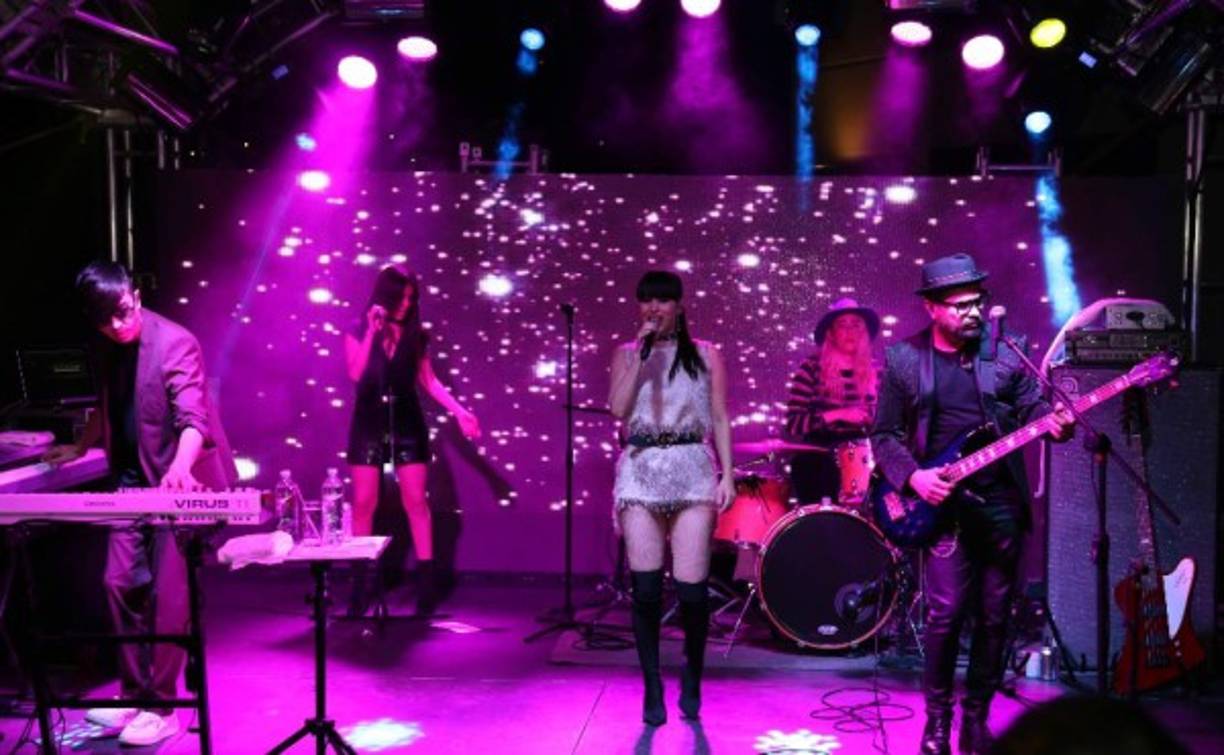 Belanova llegó desde México a cautivar a un exclusivo grupo de capitalinos. Tan solo 300 invitados, gracias a Corona, aplaudieron a la banda y corearon sus éxitos.