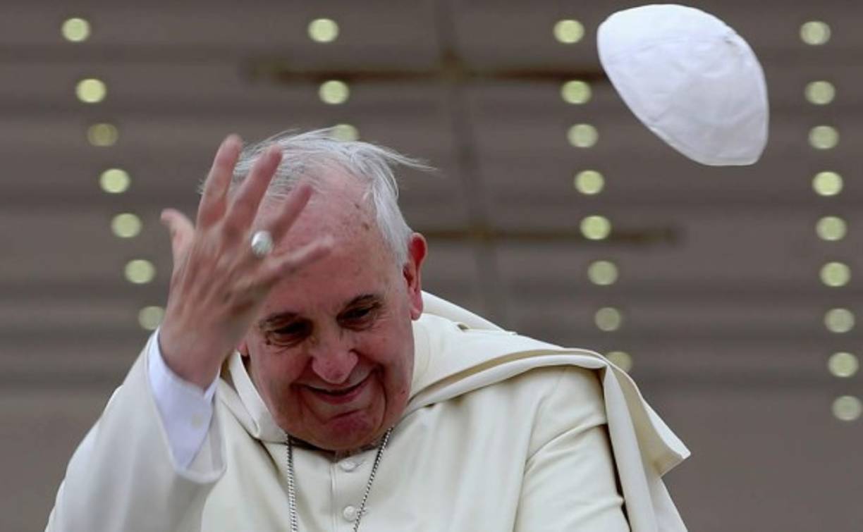 Los fuertes vientos hicieron que fuera imposible atrapar el gorro papal.