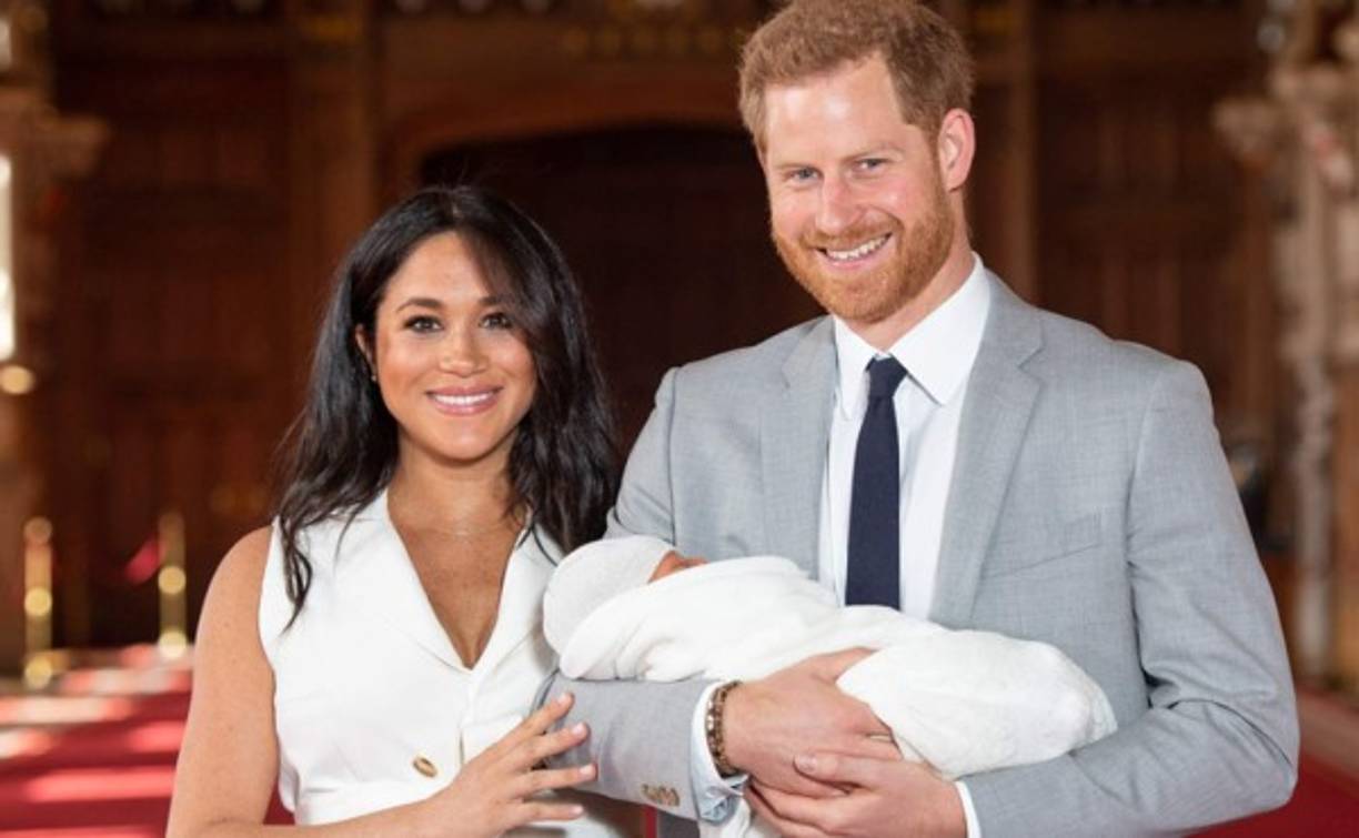 Meghan se presentó fuerte. La acompañaba su esposo, el príncipe Enrique, hijo menor de Carlos de Inglaterra y la difunta princesa Diana, que sostenía en brazos al niño nacido el lunes de madrugada tras lo que parece haber sido toda una noche de parto.