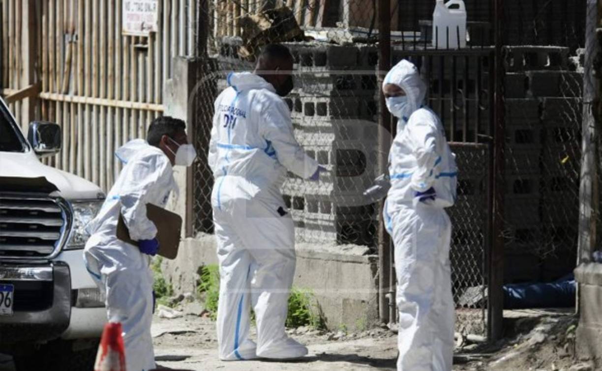 Cinco cuerpos quedaron en la entrada del edificio, mientras que el cadáver de Miguel Carrión quedó en el interior.