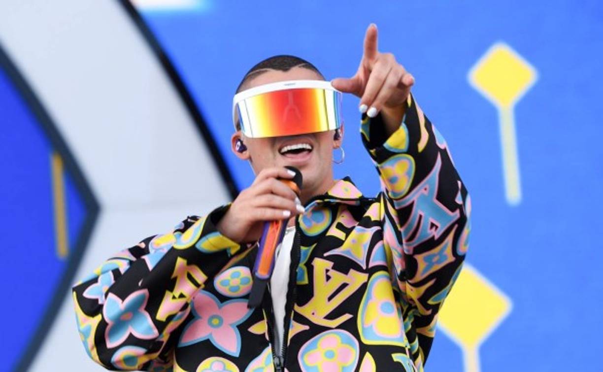 Por su parte, Bad Bunny llevó en otro espectáculo una camiseta con el mensaje “Tú eres twitero o presidente?”.<br/>J Balvin, Shakira, Marc Anthony y Romeo Santos son otros de los latinos que han criticado a Trump en sus conciertos.