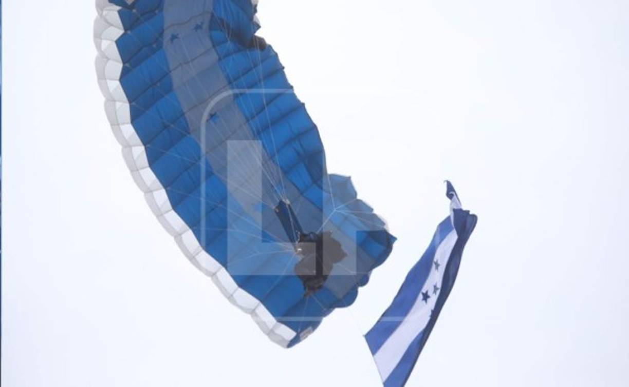 Cada paracaidista llevaba una bandera en las alturas.