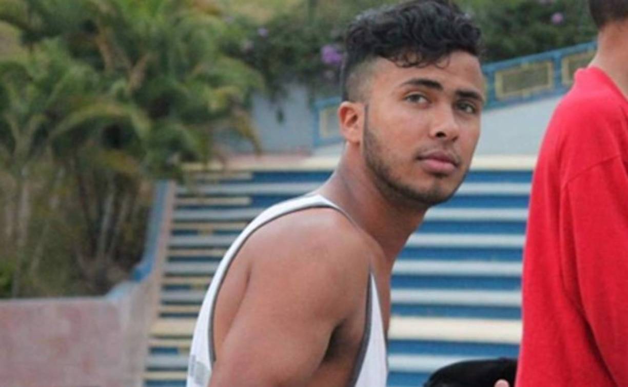 Fotografía en vida del oficial Kenneth Flores, quien además de amar la institución policial, era un amante del parkour, una disciplina física basada en la capacidad motriz y desarrollada a partir del método natural.