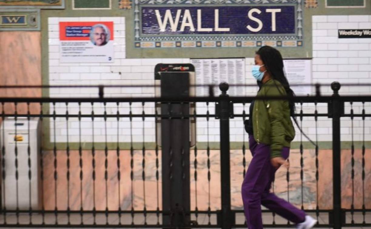 Aunque todos los síntomas deben ser monitoreados de cerca al aparecer, los CDC advierten que se debe buscar atención médica inmediatamente cuando aparezcan las siguientes señales de emergencia: problemas para respirar, persistente dolor o presión en el pecho, incapacidad para despertar o presentar labios azules.