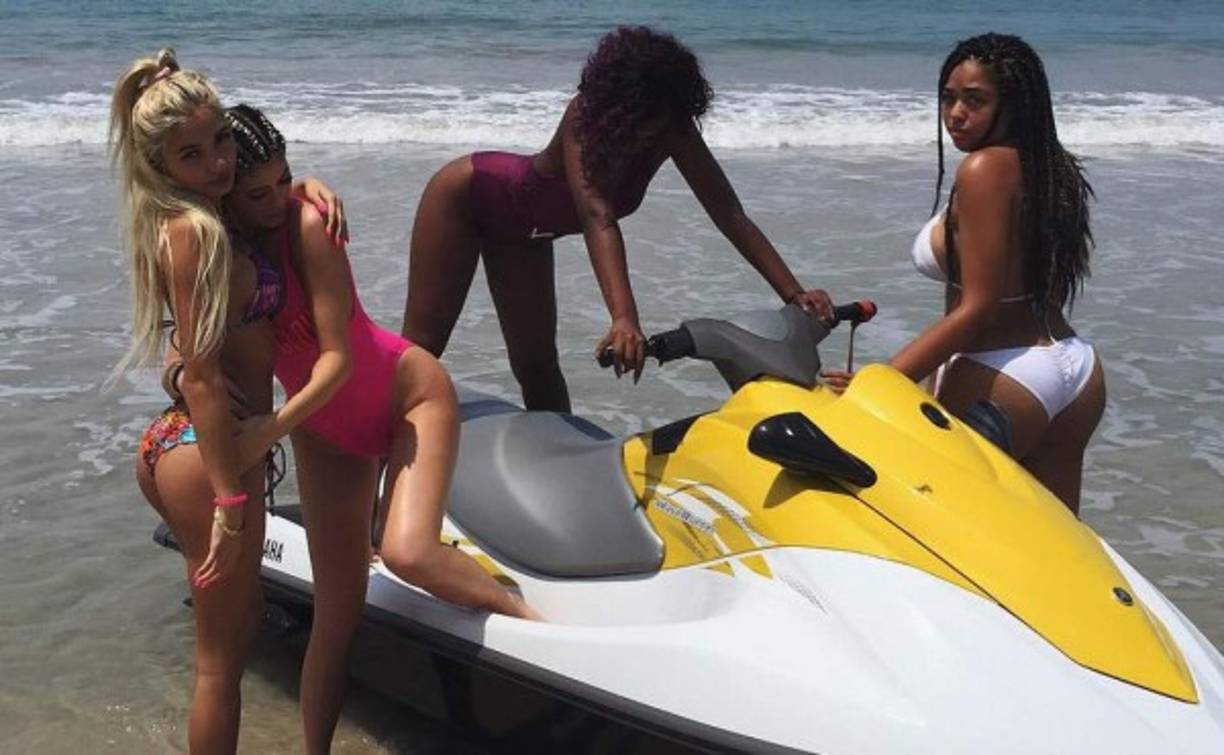 Klylie Jenner no viajó solo siempre estuvo acompañada con sus amigas.