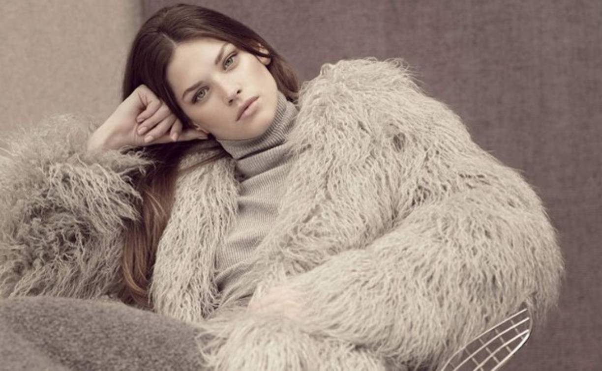 El cuello Cisne es un aliado de los abrigos, combinados logran un efecto retro sofisticado y muy femenino.