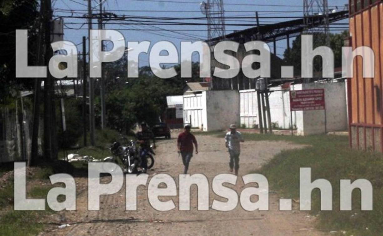 Los sujetos escaparon con pistola en mano después de cometer el crimen.