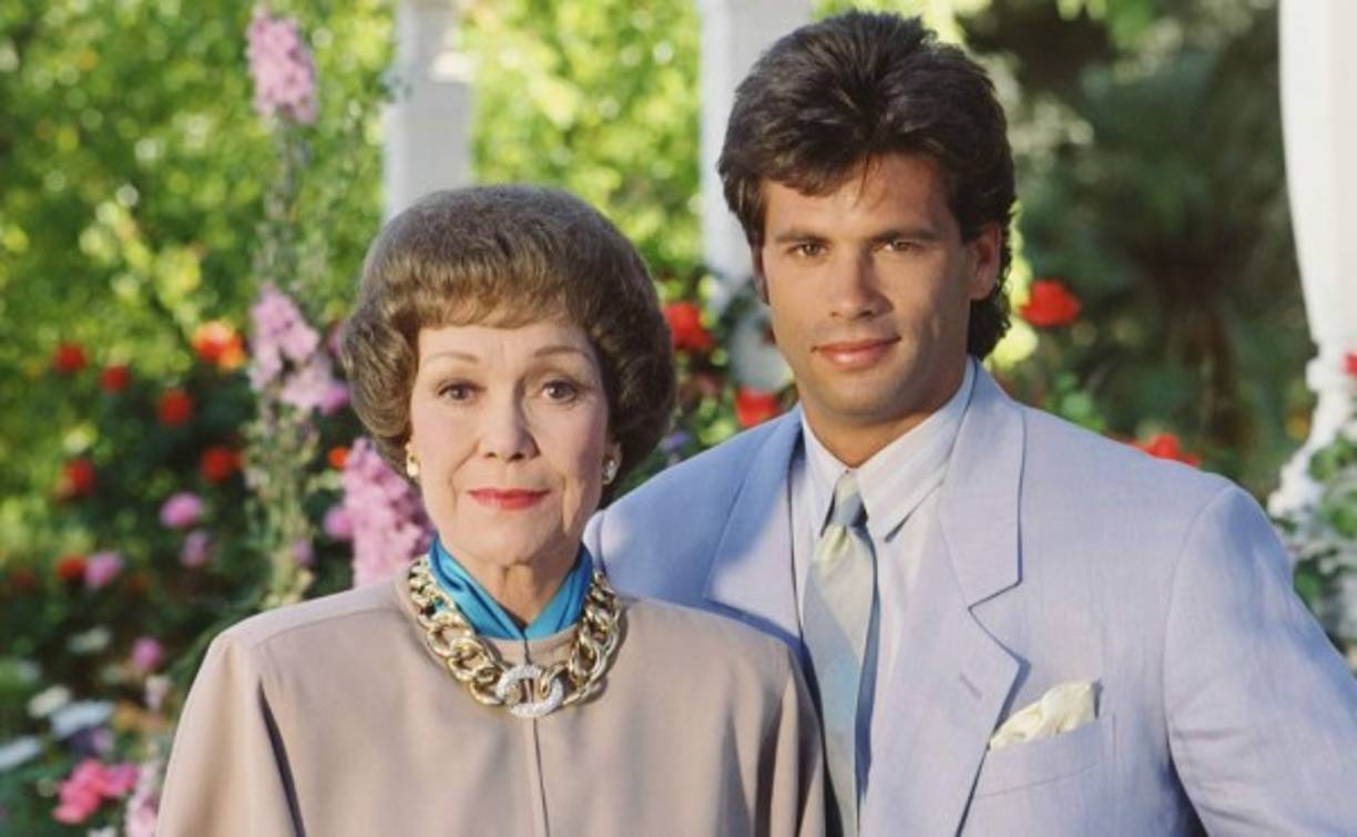 Se graduó en la Admiral Farragut Academy, en Pine Beach, Nueva Jersey, en 1975.