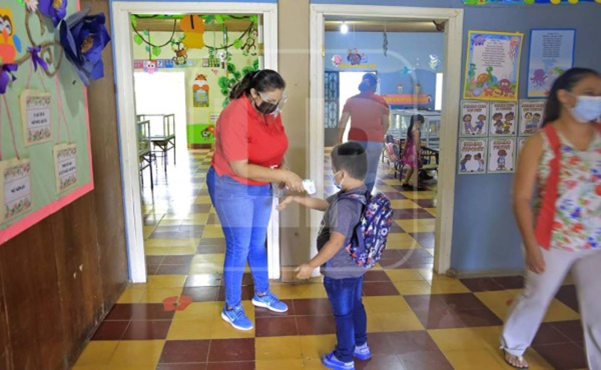 “Jamás imaginé que impartiría clases con una mascarilla o que tuviera que estar separado de mis estudiantes. Nosotros comenzamos a venir a la escuela desde el año pasado y aprovechábamos el día que nos tocaba circular para venir al centro porque tenemos un compromiso con la enseñanza de estos niños”, relató.Bladimir Pineda, profesor de matemáticas en la aldea Las Mesitas, contó que “como docentes nos vamos acomodando a horarios de niños y padres, damos clases en la mañana y en la tarde y de manera presencial solo les damos las clases más importantes como matemáticas, español, ciencias naturales y sociales. Este sacrifico lo hacemos por los niños para que salgan adelante en estas comunidades”.