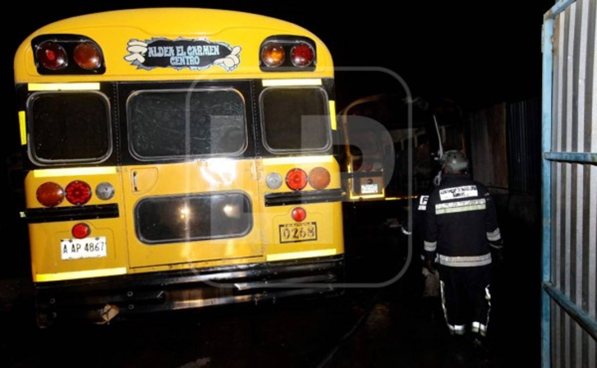 Añadió que, de acuerdo con investigaciones preliminares, miembros de la pandilla Barrio 18 'tienen problemas con los propietarios' del taller, supuestamente por el pago del impuesto de guerra.